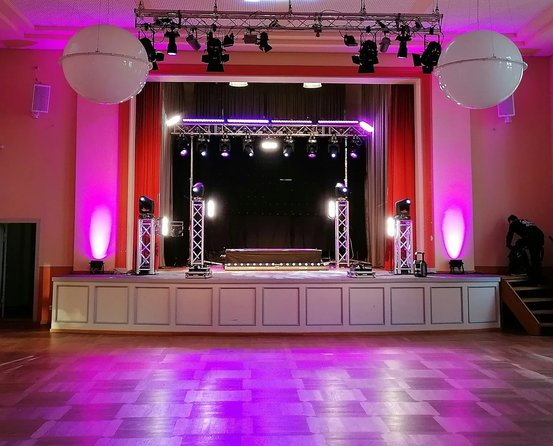 Leere Bühne im Kulturhaus vor einem Konzert